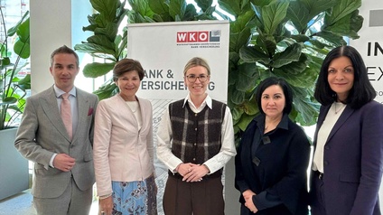 Branchentreffen der Sparte Bank und Versicherung der WKOÖ in Linz: ( v. l.) Martin Seiter (Spartenobfrau Stellvertreter, Vorstandsdirektor der Oberbank AG), Michaela Keplinger Mitterlehner (Spartenobfrau, Generaldirektor Stellvertreterin der Raiffeisenlandesbank Oberöster-reich AG,  Eva Landrichtinger, Geschäftsführerin der Bundessparte Bank und Versicherung (WKÖ); Stefanie Christina Huber, (Spartenob-frau Stellvertreterin, Generaldirektorin der Sparkasse Oberöster-reich), Kathrin Kühtreiber Leitner (Spartenobfrau Stellvertreterin, Vorstandsdirektorin der Oberösterreichischen Versicherung AG). 