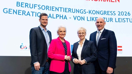 Berufsorienterungs-Kongress 2026: (v. l.) Bernhard Aichinger (Präsident Volks-wirtschaftliche Gesellschaft OÖ), Edith Kern-Klambauer (Bildungsdirektion OÖ), WKOÖ-Präsidentin Doris Hummer und Gregor Dietachmayr, Bildungssprecher der Sparte Industrie der WKOÖ.