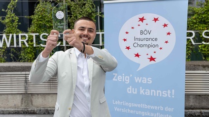 David Bukovica mit seiner Siegestrophäe