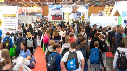 Besucherinnen der Messe Jugend und Beruf 2026 der Wirtschaftskammer OÖ