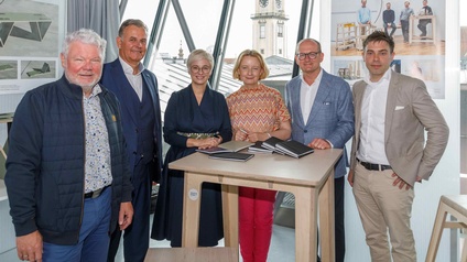 v.l.: Wolfgang Sparber, GF Lidauer Tischlerei GmbH; Robert Oberfrank, Projektleiter WKOÖ; Doris Hummer, WKOÖ-Präsidentin; Brigitte Hütter, Rektorin Kunstuniversität Linz; Gerald Silberhumer, WKOÖ-Direktor, Martin Schwab, Projektleiter Kunstuniversität Linz, präsentieren die Initiative Design Handwerk Technologie