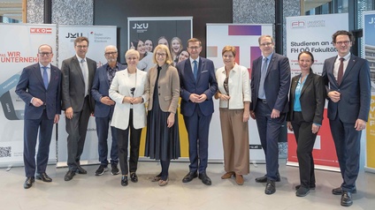 Forschungsinitiative Personalisierte Technische Medizin in Oberösterreich gegründet. V.l.: Dr. Gerald Silberhumer, Direktor Wirtschaftskammer OÖ, Mag. Dr. Franz Harnoncourt, Geschäftsführer Kepler Universitätsklinikum, Univ.-Prof. Dr. Gustav Pomberger, Wissenschaftlicher Koordinator OÖ. Forschungsinitiative „Personalisierte Technische Medizin“, Mag.a Doris Hummer, Präsidentin Wirtschaftskammer OÖ, Gesundheitsreferentin LH-Stv.in Mag.a Christine Haberlander, Wirtschafts- und Forschungs-Landesrat Markus Achleitner, Dr.in Elgin Drda, Vizerektorin Johannes Kepler Universität Linz, Univ.-Prof. Dr. Stefan Koch, Rektor Johannes Kepler Universität Linz, Univ.-Prof.in DIin Dr.in Stefanie Lindstaedt, Gründungspräsidentin Interdisciplinary Transformation University Austria, und FH-Prof. DI Dr. Michael Rabl, Präsident der Fachhochschule OÖ.