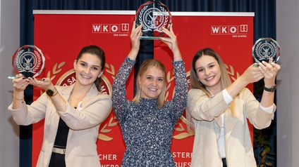 Der „Junior Sales Champion National 2023“ war fest in Frauenhand. Die zweitplatzierte Laura Schneebichler, Siegerin Anna Kröll aus Salzburg und Kim Sophie Kuntner, die den dritten Rang belegte, strahlten um die Wette.