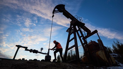 Eine Ölpumpe und ein Arbeiter