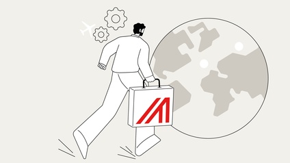 Illustration einer Person mit Bart, die mit großen Schritten und einem Koffer, der das grafische rote Logo der Außenwirtschaft trägt, auf eine Weltkugel zugeht, daneben zeigen sich Zahnräder und ein Flugzeug