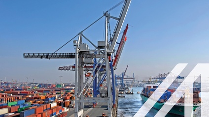 Container Terminal einer Werft, bunte Container und Frachtschiff im Wasser