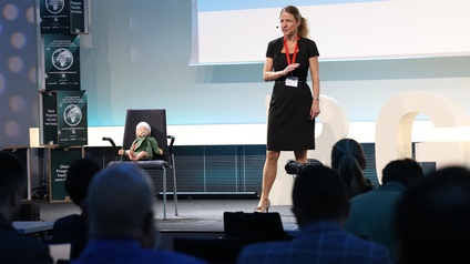 Eine Frau steht auf einer Bühne