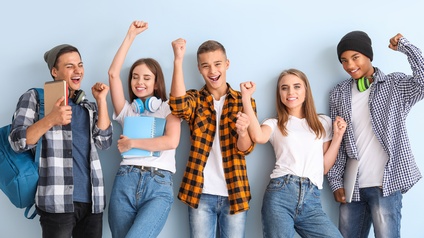 Jubelnde Jugendliche