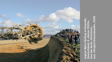 Auf dem Bild sieht man eine Baustelle und Menschen neben einem Graben stehen, eine Baumaschine ist im linken Bildteil zu sehen