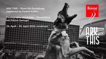 Schwarz-weiß Foto von einem bellenden Hund