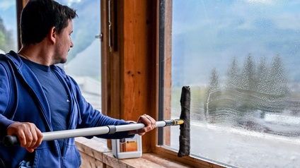 Ein Mann, der Fenster reinigt