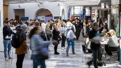 Personen in einem offenen Raum bei einer Veranstaltung