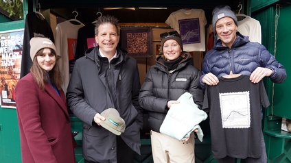 EPU-Stand am Christkindlmarkt - EPU-Sprecher Mark Schuchter (2.v.l.) mit EPU-Beauftragter Claudia Rieser (l.), Bezirksstellenleiter Innsbruck-Stad/-Land Stefan Wanner (r.) und Ausstellerin Anna Bente (