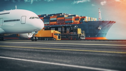Collage aus eines Transportschiffes mit vielen Containern, eines Zuges, eines LKWs und eines Flugzeugs