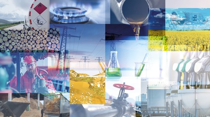 Collage mehrerer Bilder aus dem Energiesektor: Gefahrenguttransporter, Gasflamme, Rohr, aus dem Öl rinnt, Batterie mit Aufschrift H2, gestapeltes Holz, Rapsfeld, Strommasten, Person in roter Arbeitskleidung, Benzinzapfhähne, Gläser mit grüner Flüssigkeit