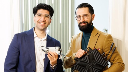 Portraitbild: Osman Popal mit einem Wechselrichter, sein Bruder Zerak Popal mit einer 3D-Drohne