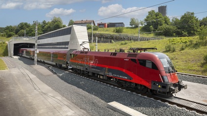 Ein Railjet fährt aus dem Portal West der Koralbahn