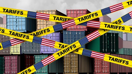 Transportcontainer hinter einem Absperrband