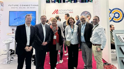 Messestand mit Menschen