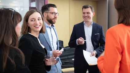 Eine Gruppe von Menschen im Gespräch