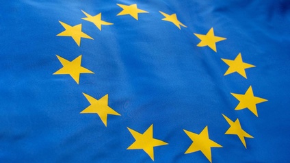 Detailansicht der Europaflagge - gelbe Sterbe auf blauem Hintergrund