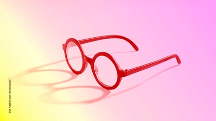 orange-gelb-roter Hintergrund mit einer roten Brille