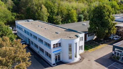 Am neuen Standort im Linzer Bezirk Dornach investiert der Kühlmöbel- und Kältetechnikspezialist HAUSER in weiteres Wachstum und erweitert seine Kapazitäten – mit modernen Büroarbeitsplätzen, einem neuen Lager- und Drive-In-Servicebereich sowie zusätzlichen Lehrwerkstätten.