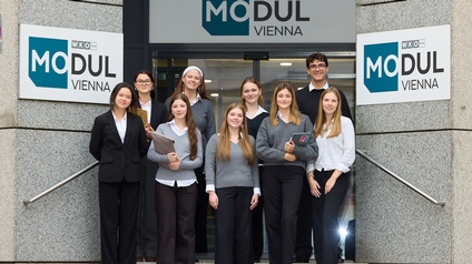  MODUL-Schülerteam vor der dem Schuleingang