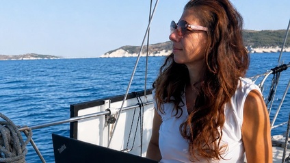 Doris Steinscherer beim Segeln