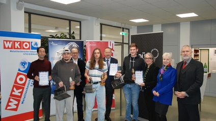 (v.l.n.r. Fachlehrer Ing. H. Premm, Matthias Stingl (2.Platz/Voestalpine Stahl Donawitz), Fachgruppengeschäftsführer Mag. Helmut Röck (WKSTMK), Stefan Palir (1. Platz/Maschinenfabrik Liezen), Kommerzialrat Ing. Johann Hackl (Bundesinnungsmeister), Simon Temmel (3. Platz/Sinnitsch Stahlbau), BDStv. Mag. FH Maria Klocker-Tieber, BDin Mag. Sylvia Nitsche, SQM Mag. Niklas Lichtenegger)