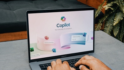 Laptop mit Copilot-Anwendung