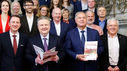 Menschengruppe mit Vienna Green Economy Report