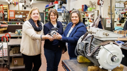 Im Bild: Spartenobfrau Maria Smodics-Neumann (Mitte) auf Betriebsbesuch bei Sonja und Petra Reumüller, Chefinnen bei TEWA Elektromotoren.