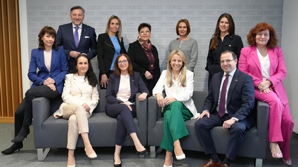 Weibliche Führungskräfte mit Wirtschaftskammerpräsident Mst. Andreas Wirth (sitzend), Direktor Harald Schermann und Vizepräsidentin KommR Herta Walits-Guttmann (stehend M.): Corinna Scheiber, Sabine Lehner, Karin Schramböck, Katrin Sagmeister, Doris Granabetter (sitzend v. l.); Carola Fuchs, Natascha Kummer, Ulrike Cámara-Ehn (stehend v. l.) 