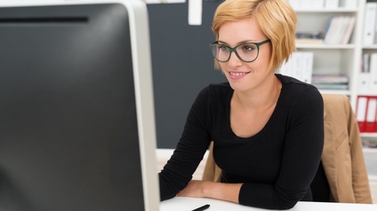 Business-Frau am Bildschirm