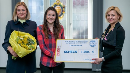 Direktorin der WK Tirol, Evelyn Geiger-Anker (r.) und Past-Präsidentin des Soroptimist Club Innsbruck, Elisabeth De Felip-Jaud (l.) gratulierten der Meisterin Stefanie Hoffmann herzlich. 