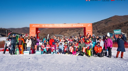 Gruppenfoto von Personen in Skiausrüstungen auf schneebedecktem Untergrund
