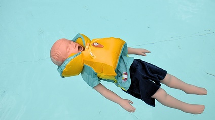 Das Lebensretter-T-Shirt „AirMate“ bläst sich in Sekunden auf, dreht das Kind zur richtigen Seite und verhindert so tödliche Badeunfälle.