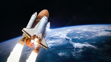 Spaceshuttle an Startrakete haftend, mit flammenden Düsen, im Weltall über Erde 
