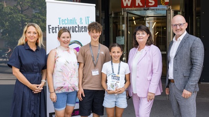 Prominente Unterstützer von Smart Summer (v. l.): Spartengeschäftsführerin und Direktor-Stv. Anita Wautischer, Landesrätin Bildung LAbg. Mag. Martina Jöbstl-Bichlmann, Teilnehmer Jonas Ganhoer (SMS Werfen), Teilnehmerin Jana Gekeler (BG Nonntal), Landesa