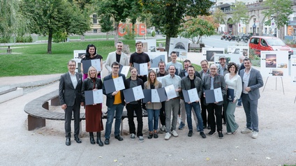Landesinnungsmeister Klaus Maislinger (ganz rechts) und Vizepräsident der WK Tirol Martin Wetscher (ganz links) mit den Preisträger:innen. 