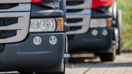 Frontale Aufnahme zweier hintereinander parkender Lastkraftwägen im Ausschnitt.