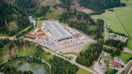Luftbild vom Firmenstandort von Nordpan Rubner im Ortsteil Tassenbach der Hochpustertaler Gemeinde Strassen.