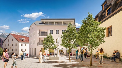 Belebter, neu gestalteter Platz im Decorona Quartier in Imst: Helle, modernisierte Gebäude mit klassischen Proportionen umrahmen einen offenen Platz mit Bäumen und zentralem Brunnen. Menschen flanieren, sitzen in der Gastronomie oder treffen sich im Schatten der Bäume. Im Hintergrund alpine Bergkulisse, im Vordergrund klare Pflasterstruktur und Aufenthaltszonen mit hoher Aufenthaltsqualität.