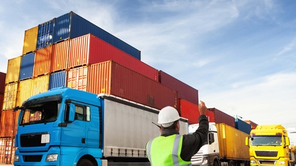 Container, LKW und Mitarbeiter