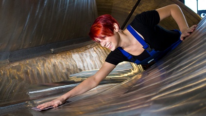 Junge Frau bei der Arbeit an einer Turbine bei der Firma Andritz AG
