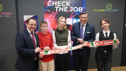 Wirtschaftskammerpräsident Mst. Andreas Wirth, Schüler Mailin Pillis, Schülerin Tessa Ohr, Wirtschaftskammerdirektor Harald Schermann und Schülerin Vanessa Kranjec von der MS Stoob (v. l.)
