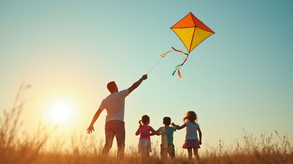 Familie beim Drachsteigen