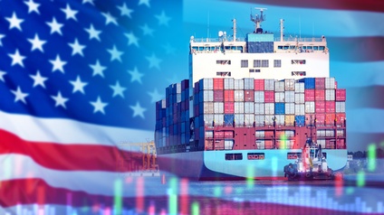 Handelsschiff der US‑Seeschifffahrt. Containerschiff mit der Flagge Nordamerikas. Lieferung von Waren aus den USA. Warentransporte per Schiff. US‑amerikanisches Handelsschiff. Waren aus den USA werden per Schiff für den Export versendet.