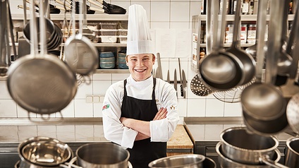 Bastian Hausbacher ist einer der zehn Lehrlingsfinalisten von „Bist du g`scheit!“. Der 18-Jährige ist Koch bei der Hotel Berghof Rettenwender GmbH in St. Johann.